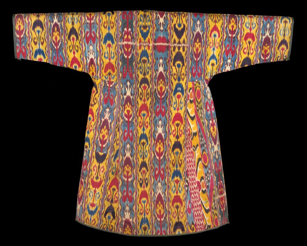 Túnica de seda con grandes motivos ikat en rojo, amarillo y azul violáceo.